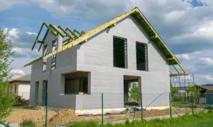 Dom w budowie, ściany z bloczków, konstrukcja dachu. Czas budowy domu zależy od wielu czynników.