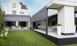 Nowoczesny taras na podwyższeniu z wygodnymi meblami i grillem. Idealne miejsce na relaks.