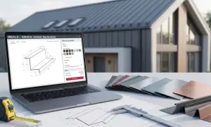 Kalkulator obróbek blacharskich na laptopie, obok próbek materiałów i narzędzi. Projektowanie opierzenia domu.