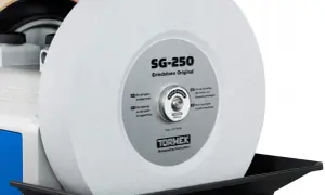 Duży, biały kamień szlifierski SG-250 Tormek, gotowy do ostrzenia narzędzi.