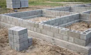 Fundament budowy z pustaków betonowych, gotowy do dalszych prac.