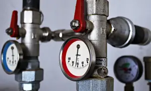 Zawory i manometry instalacji grzewczej. Wskazówka na termometrze pokazuje temperaturę. Dowiedz się, jak odpowietrzyć grzejnik.