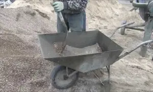 Jak zrobić beton w taczce - proste sposoby na idealną mieszankę