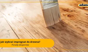 Pędzel nakłada impregnat na drewnianą podłogę. Dowiedz się, jak wybrać najlepszy impregnat do drewna.