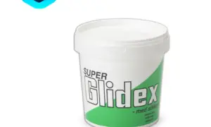Białe wiaderko z zielonym pasem i napisem "SUPER Glidex - med silikon". Idealne do gładkiego poślizgu.