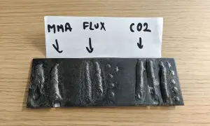 Porównanie spawów: MMA, drut samoosłonowy (flux) i CO2. Widać różnice w jakości i wyglądzie spoin.