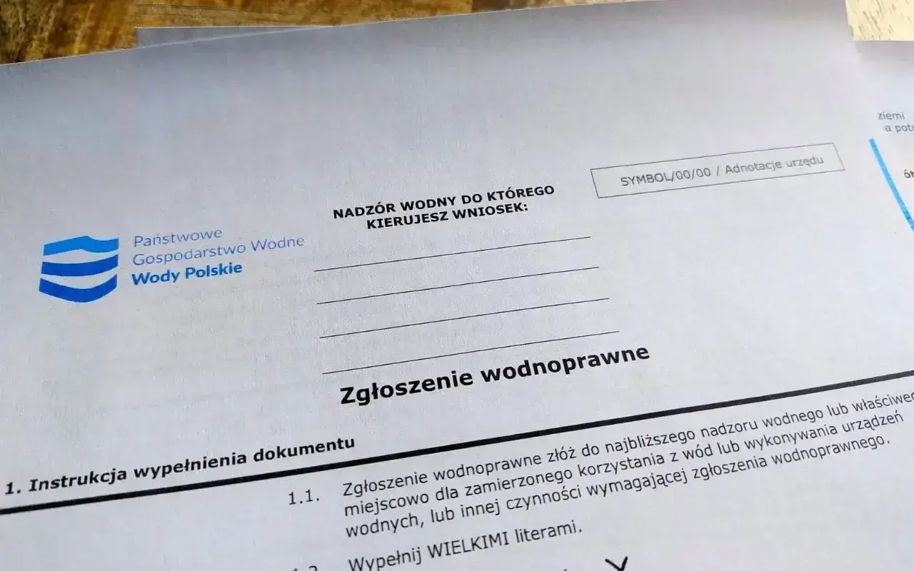 Formularz "Zgłoszenie wodnoprawne" z logo Wód Polskich. Określa, kto wydaje pozwolenie na budowę, czyli właściwy nadzór wodny.