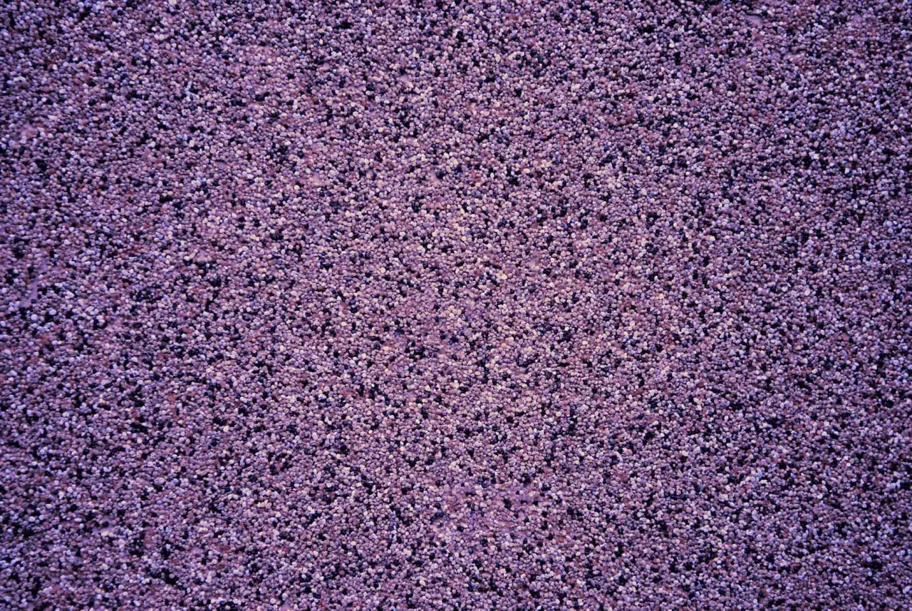 Fioletowy tynk mozaikowy o drobnej ziarnistości. Wydajność 25 kg na ok. 3-4 m², zależnie od grubości warstwy.