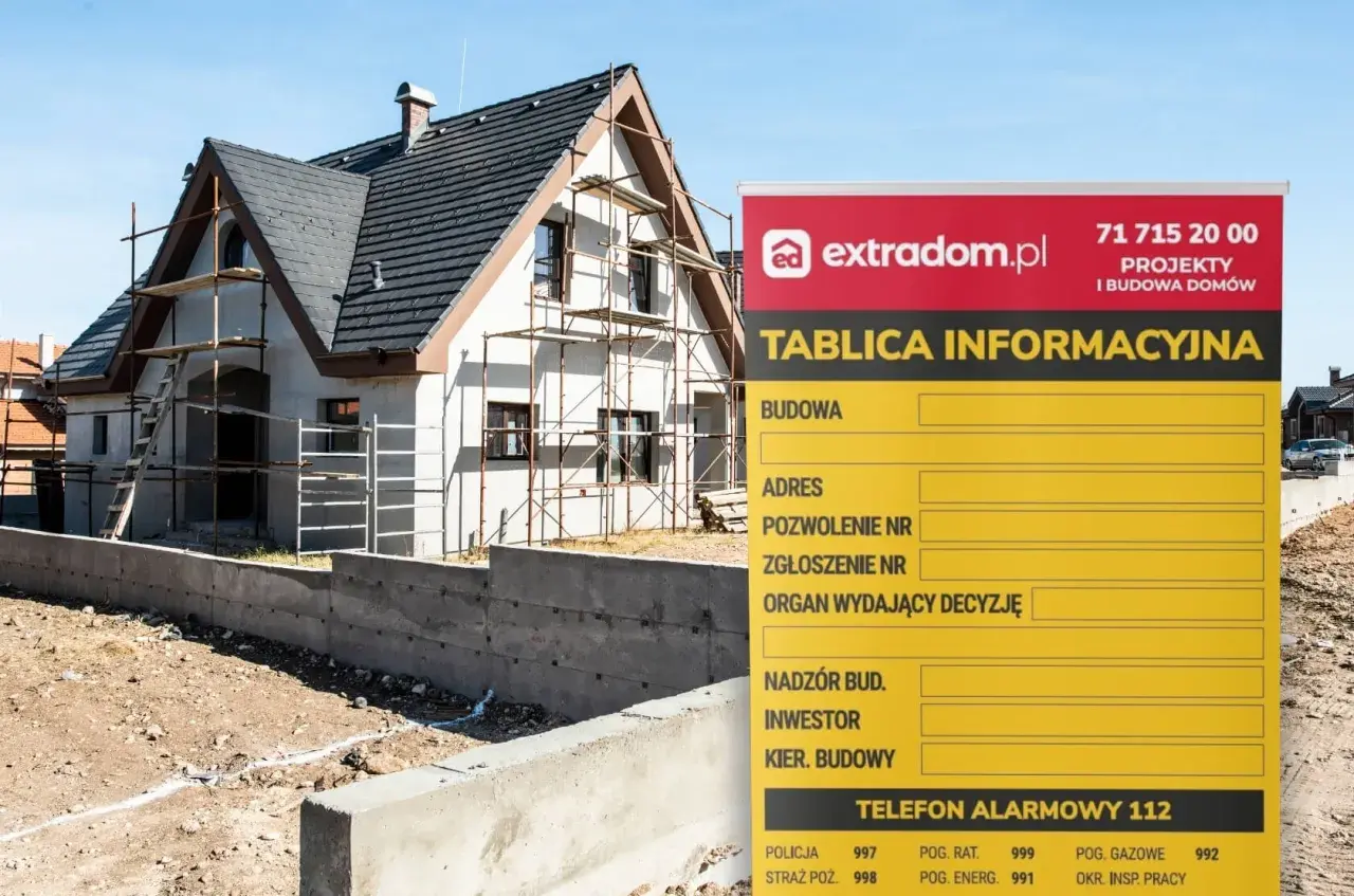 Tablica informacyjna budowy domu w trakcie prac. Widoczny dom w rusztowaniach i ogrodzenie.
