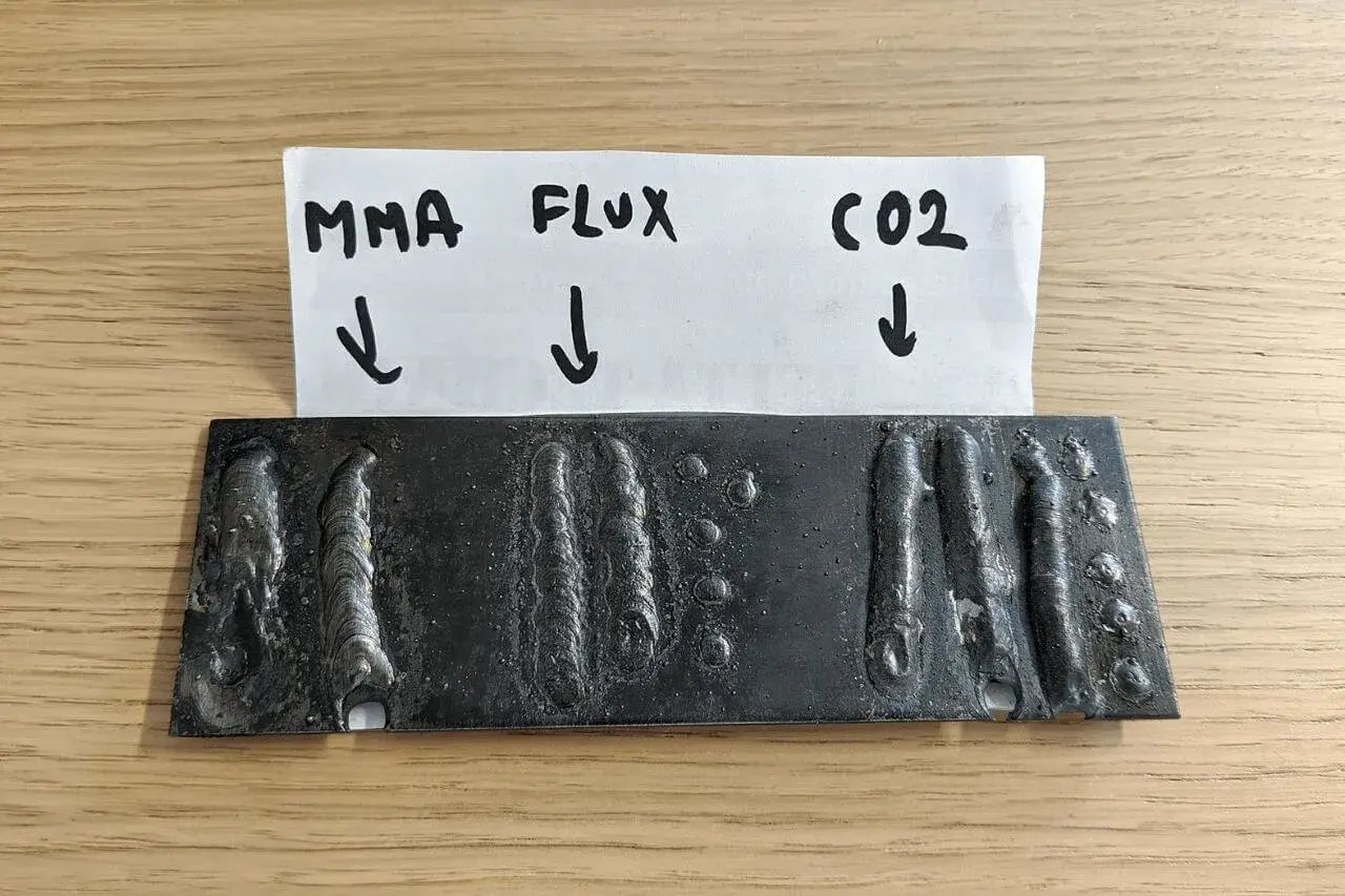 Porównanie spawów: MMA, drut samoosłonowy (flux) i CO2. Widać różnice w jakości i wyglądzie spoin.