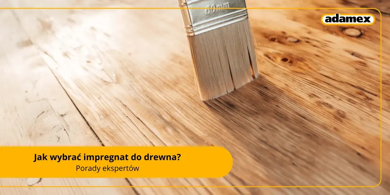Pędzel nakłada impregnat na drewnianą podłogę. Dowiedz się, jak wybrać najlepszy impregnat do drewna.