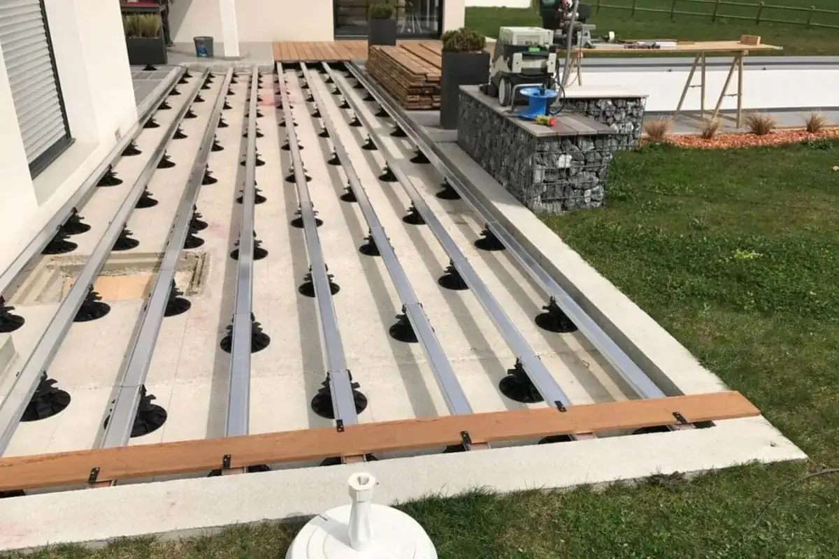 Budowa tarasu: metalowe legary na regulowanych podporach czekają na deski.