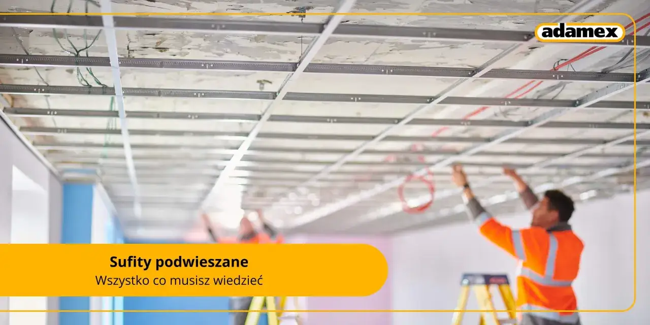 Montaż podwieszanego sufitu. Widoczna konstrukcja metalowa i instalacje.