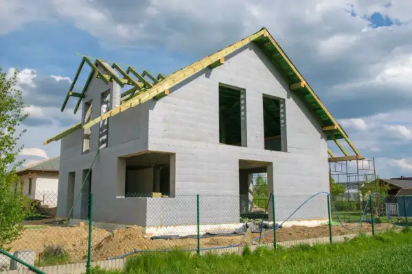 Dom w budowie, ściany z bloczków, konstrukcja dachu. Czas budowy domu zależy od wielu czynników.