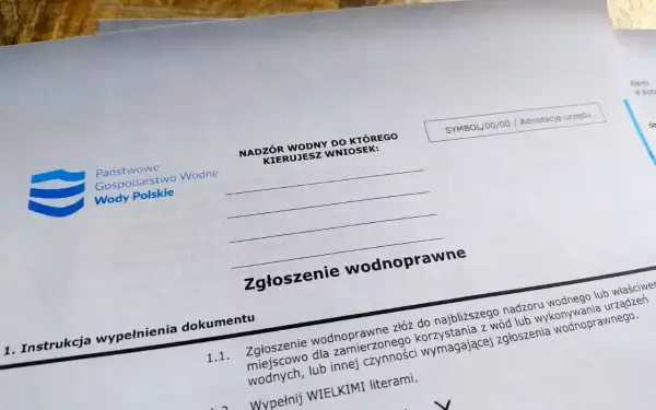 Formularz "Zgłoszenie wodnoprawne" z logo Wód Polskich. Określa, kto wydaje pozwolenie na budowę, czyli właściwy nadzór wodny.