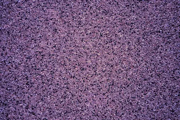 Fioletowy tynk mozaikowy o drobnej ziarnistości. Wydajność 25 kg na ok. 3-4 m², zależnie od grubości warstwy.