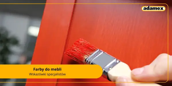 Pędzel z czerwoną farbą do mebli odnawia drewniany mebel. Wskazówki specjalistów Adamex.